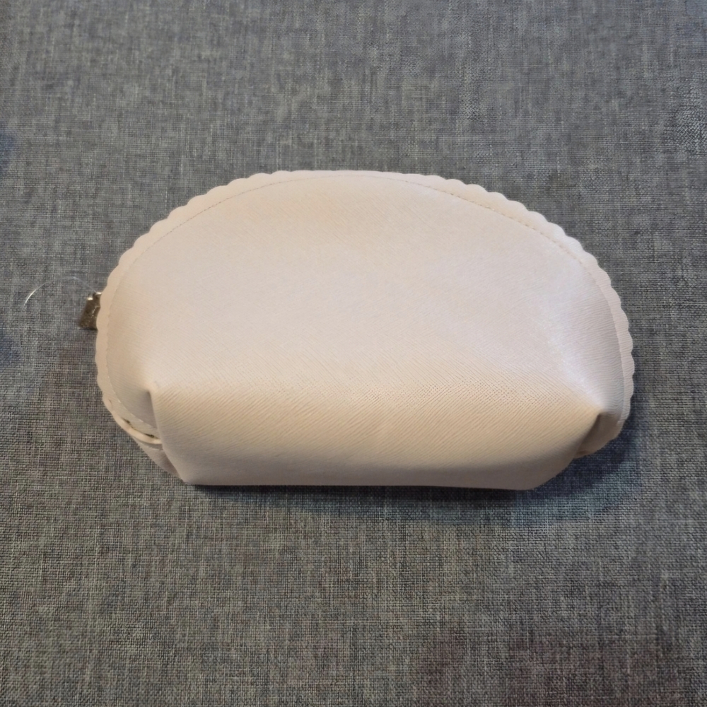NWT Neutrogena Scalloped Cosmetics Bag